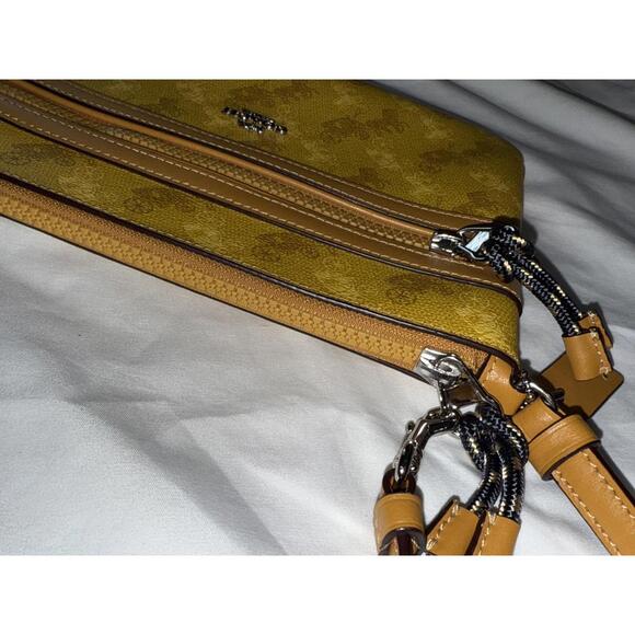 Coach Gallery Pouch With Horse And Carriage Print Yellow - Picture 6 of 7